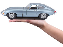 Bburago Jaguar E-type Coupe 1:18 světle modrá metalíza